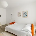 Appartement Leopardi 9, Bright Close To And Train Station