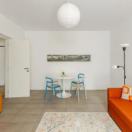 Leopardi 9, Bright Close To And Train Station Appartement *