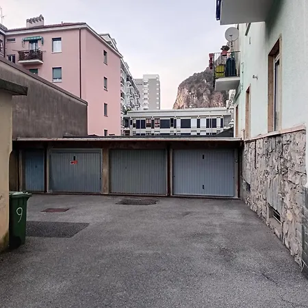 Appartement Leopardi 9, Bright Close To And Train Station *