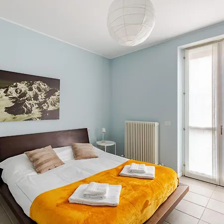 Leopardi 9, Bright Close To Lake&train Station Appartamento *
