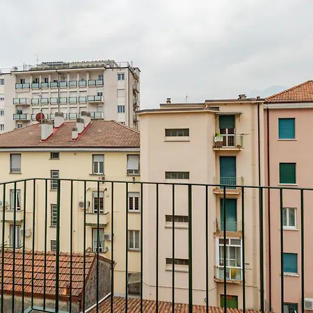 Leopardi 9, Bright - Como&station Nearby