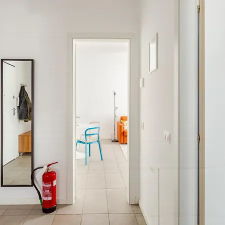 Leopardi 9, Bright Close To And Train Station 아파트 *