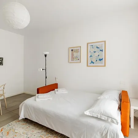 아파트 Leopardi 9, Bright Close To And Train Station