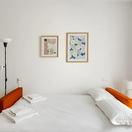 Leopardi 9, Bright Close To And Train Station 레코