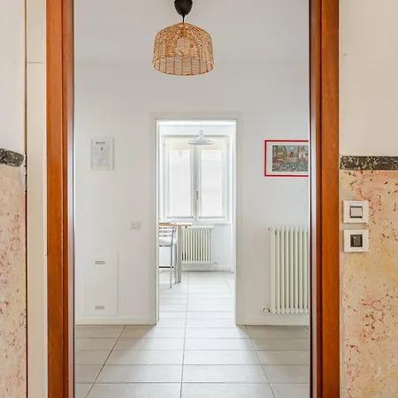 Leopardi 9, Bright - & Station Nearby
