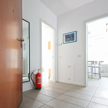 Leopardi 9, Bright - & Station Nearby Apartamento Lecco