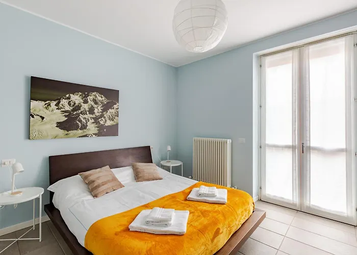 Leopardi 9, Bright Close To And Train Station 아파트 *