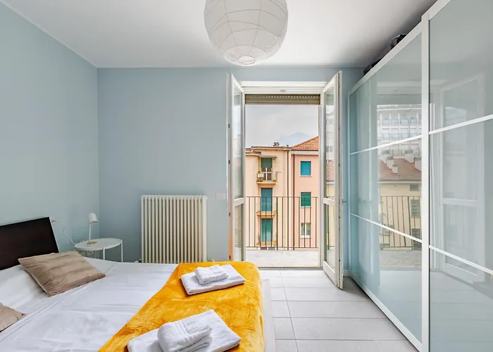 Leopardi 9, Bright Close To Lake&train Station *