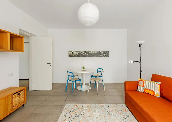 Leopardi 9, Bright Close To And Train Station 아파트 *