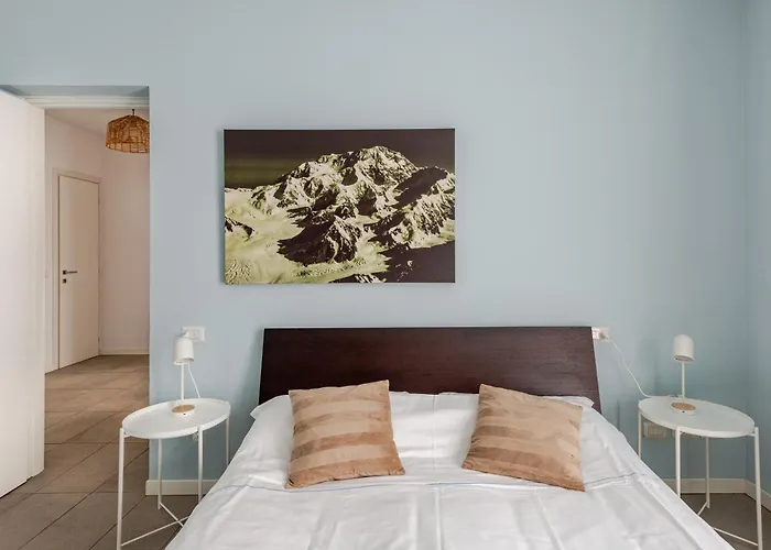 Leopardi 9, Bright Close To And Train Station 아파트 레코