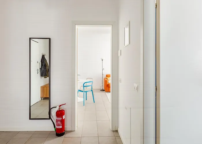 Leopardi 9, Bright Close To And Train Station 아파트 *