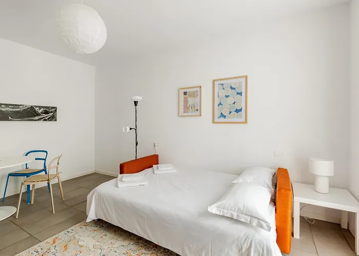 Appartamento Leopardi 9, Bright Close To Lake&train Station