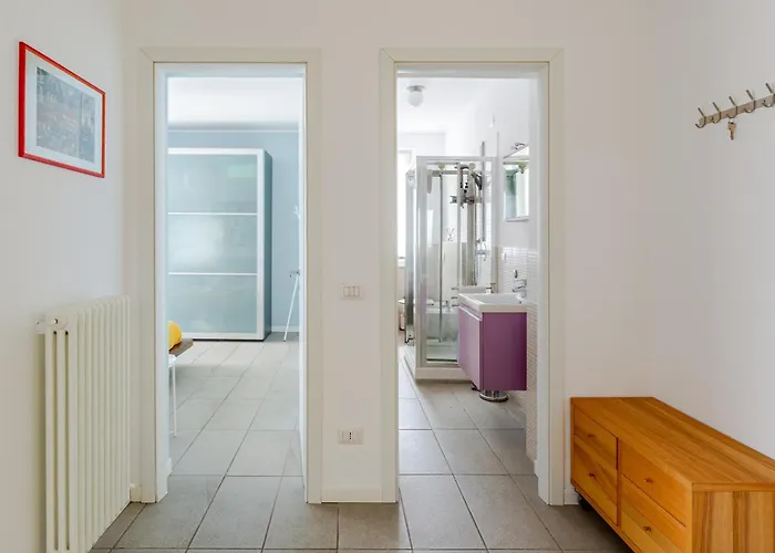 Leopardi 9, Bright Close To Lake&train Station *