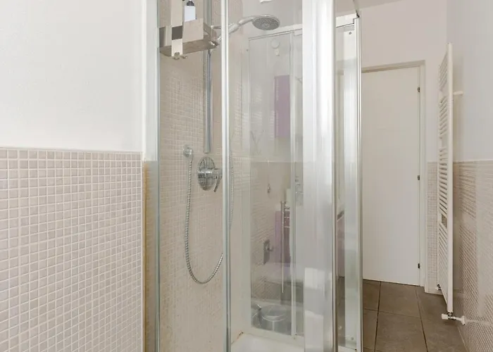 Leopardi 9, Bright Close To Lake&train Station Appartamento *