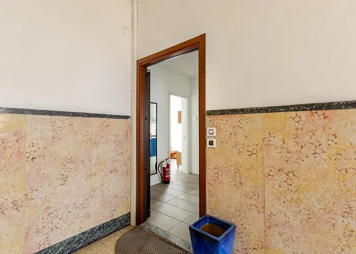 Leopardi 9, Bright Close To And Train Station Apartment *