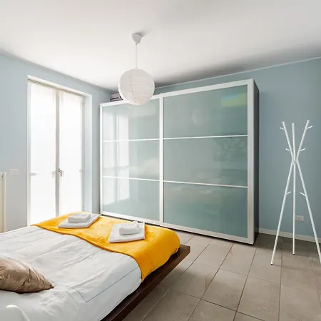 Апартаменты Leopardi 9, Bright Close To And Train Station Лекко