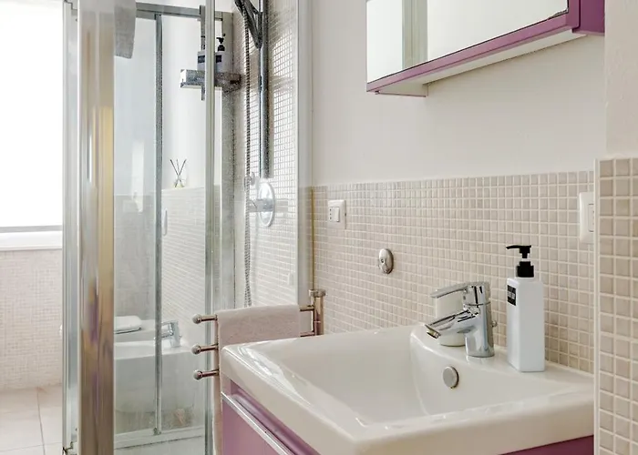Апартаменты Leopardi 9, Bright Close To And Train Station *