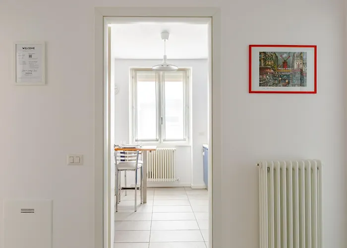 Апартаменты Leopardi 9, Bright Close To And Train Station *