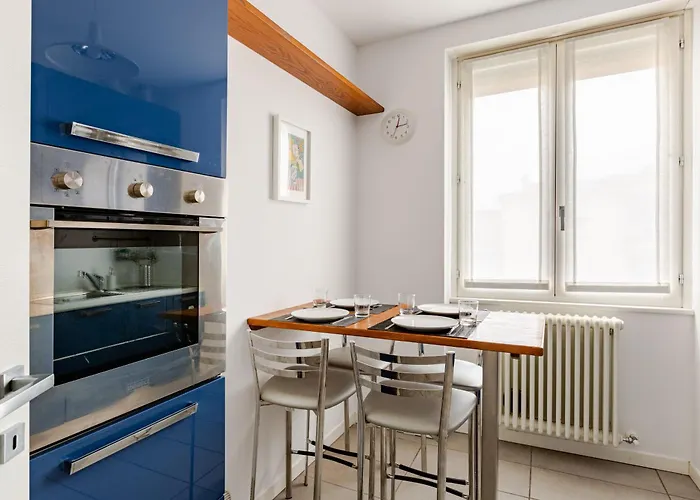 Апартаменты Leopardi 9, Bright Close To And Train Station Лекко