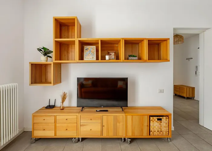 Апартаменты Leopardi 9, Bright Close To And Train Station