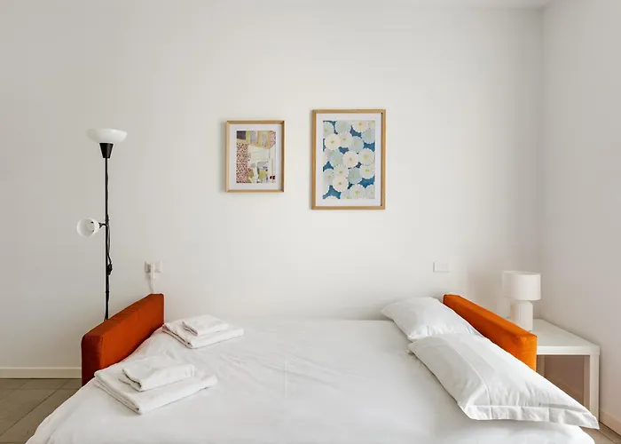 Leopardi 9, Bright Close To And Train Station Лекко